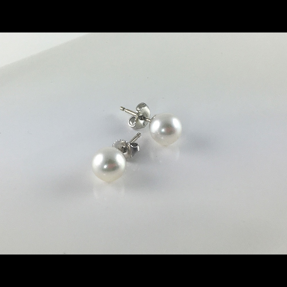 Cultured pearl ear stud earrings